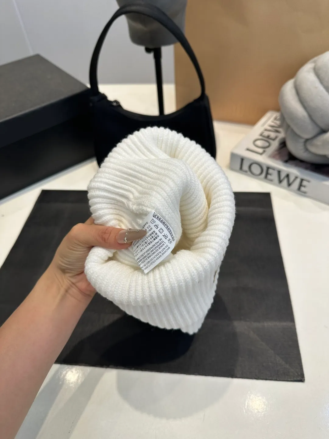 P46 Crow Heart Wool Hat, too flattering for your face. No matter you have a long face, a round face or a square face, you can easily wear it because the hat is very thick, so your face looks small, delicate and cute. Fashionable street style, recommended hat for autumn and winter.
